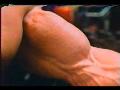 Arnold Schwarzenegger mentre allena i suoi bicipiti